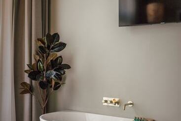 Finch Boutique Hotel, Downtown