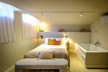 Finch Boutique Hotel, Downtown