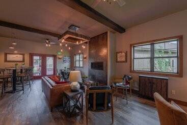 هاستل Golden Stone Inn