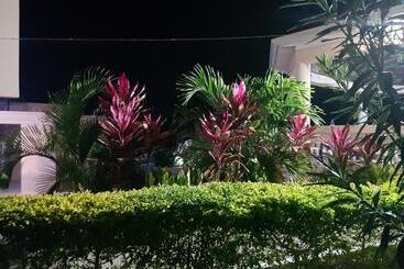 پانسیون Cool Breeze Discovery Bay