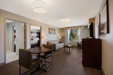 هتل Spark By Hilton Destin