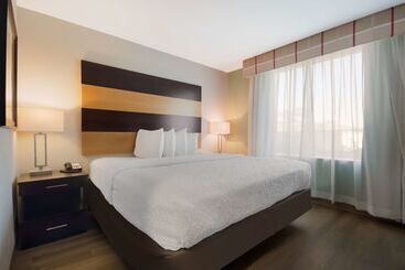 هتل Spark By Hilton Destin