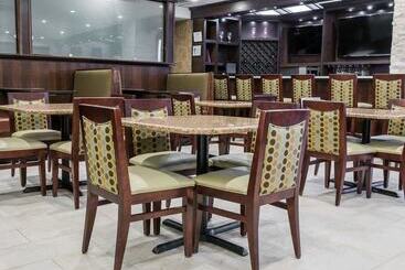هتل Comfort Inn Metro Airport