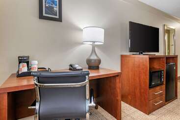 هتل Comfort Inn & Suites