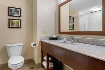 هتل Comfort Inn & Suites