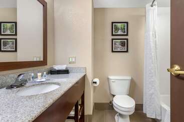 هتل Comfort Inn & Suites