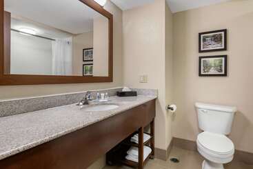 هتل Comfort Inn & Suites