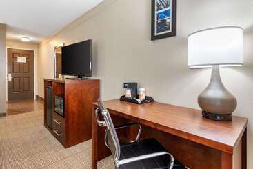 هتل Comfort Inn & Suites