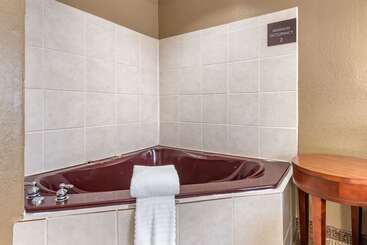 هتل Comfort Inn & Suites