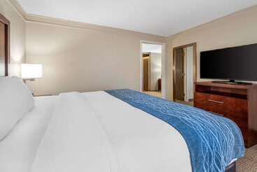 هتل Comfort Inn & Suites