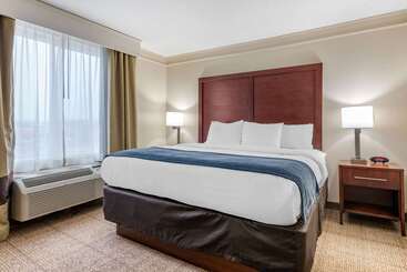 هتل Comfort Inn & Suites