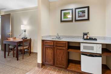 هتل Comfort Inn & Suites