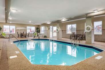 هتل Comfort Inn & Suites