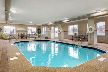 هتل Comfort Inn & Suites