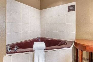 هتل Comfort Inn & Suites