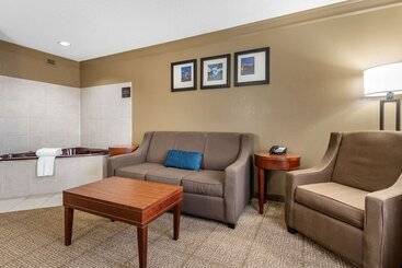 هتل Comfort Inn & Suites