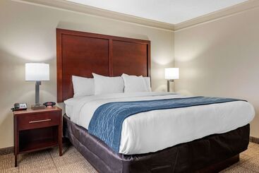 هتل Comfort Inn & Suites