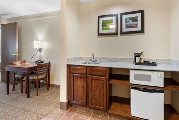 هتل Comfort Inn & Suites