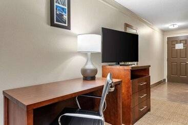 هتل Comfort Inn & Suites