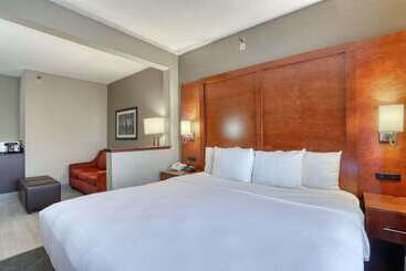 هتل Comfort Suites Madison West