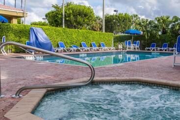 هتل Comfort Suites Miami  Kendall