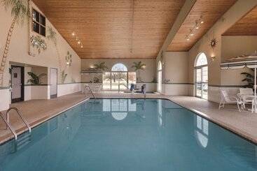هتل Country Inn & Suites By Radisson, Cedar Falls, Ia