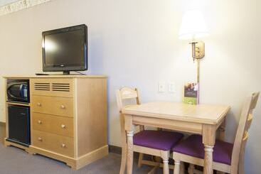 هتل Country Inn & Suites By Radisson, Cedar Falls, Ia