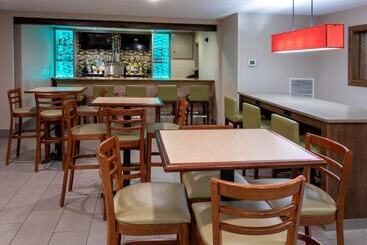 هتل Country Inn & Suites By Radisson, Fargo, Nd