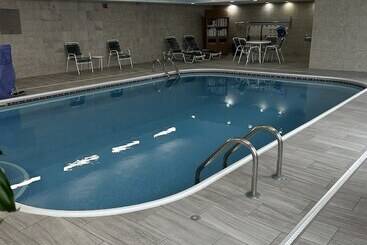 هتل Country Inn & Suites By Radisson, Grand Rapids Airport, Mi