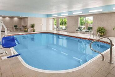 هتل Country Inn & Suites By Radisson, Grand Rapids Airport, Mi