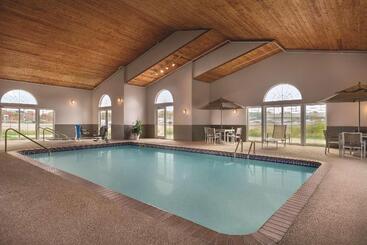 هتل Country Inn & Suites By Radisson, Waterloo, Ia