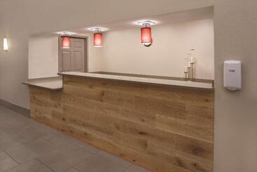 هتل Country Inn & Suites By Radisson, Waterloo, Ia