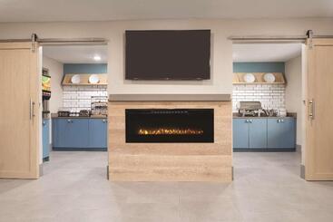 هتل Country Inn & Suites By Radisson, Waterloo, Ia