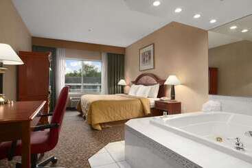 هتل Days Inn & Suites By Wyndham Albany