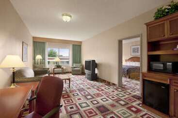 هتل Days Inn & Suites By Wyndham Albany