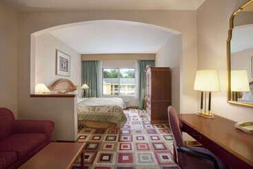 هتل Days Inn & Suites By Wyndham Albany