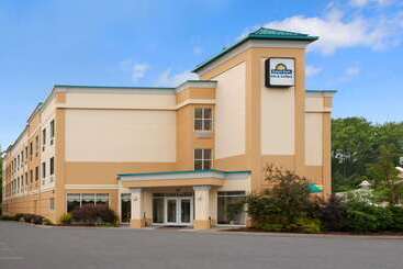 هتل Days Inn & Suites By Wyndham Albany