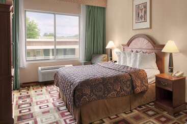 هتل Days Inn & Suites By Wyndham Albany