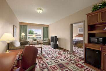 هتل Days Inn & Suites By Wyndham Albany
