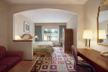هتل Days Inn & Suites By Wyndham Albany