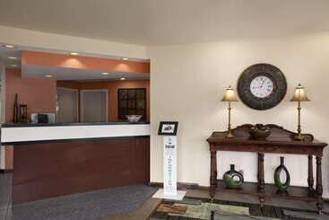 هتل Days Inn & Suites By Wyndham Albany