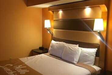 هتل Days Inn & Suites By Wyndham Albany