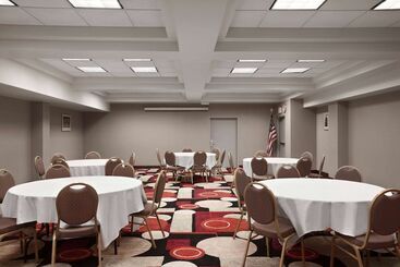 هتل Days Inn & Suites By Wyndham Albany