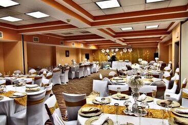 هتل Days Inn & Suites By Wyndham Albany