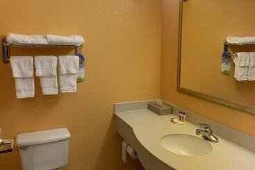 هتل Days Inn & Suites By Wyndham Albany