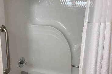 هتل Days Inn & Suites By Wyndham Albany
