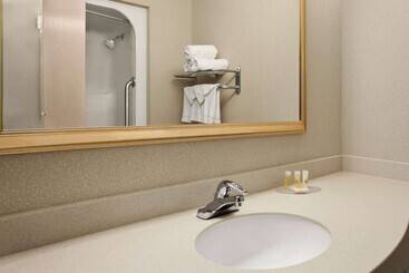هتل Days Inn & Suites By Wyndham Albany