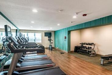 هتل Holiday Inn Express & Suites Camarillo, An Ihg