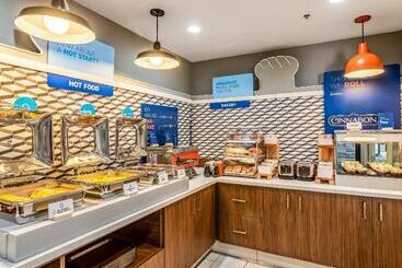 هتل Holiday Inn Express & Suites Camarillo, An Ihg