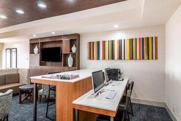 هتل Holiday Inn Express & Suites Camarillo, An Ihg